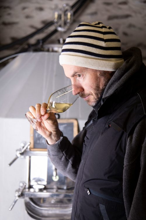 Photo d'Erwan Buchwalter en train de sentir un verre de roussette de Savoie